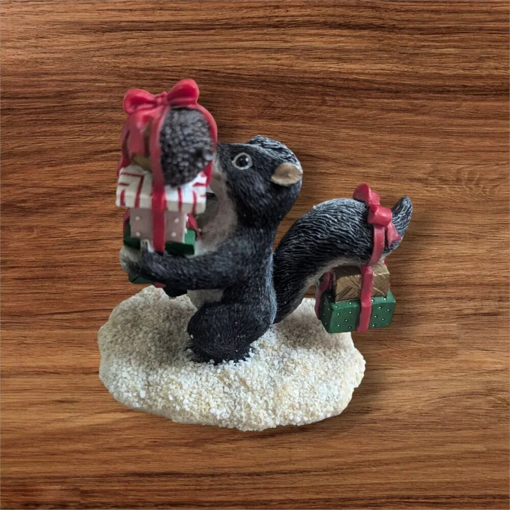 Charming Tails 1997 Bearing Gifts Figurine Skunk Christmas Presents 87/6‎